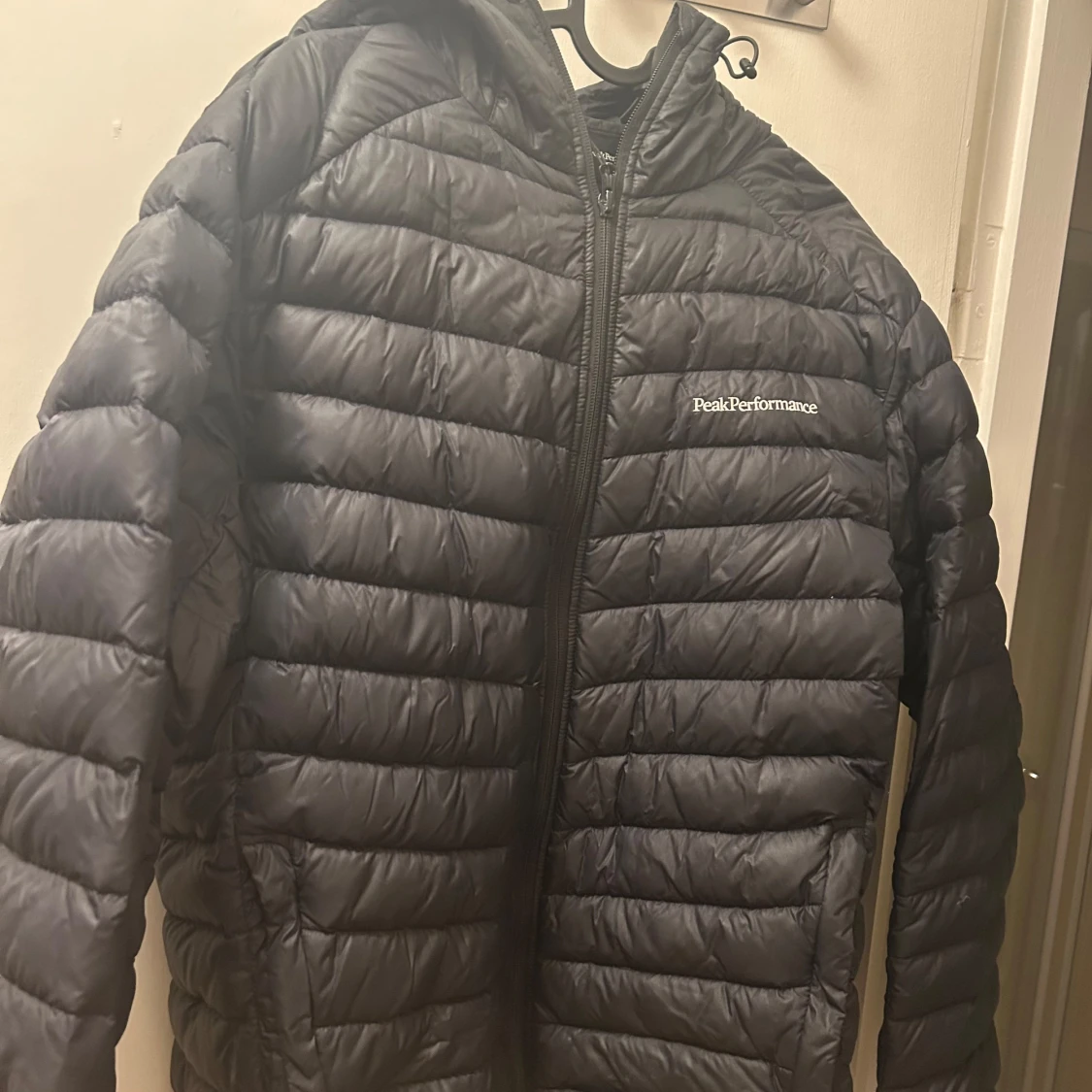 Svart pufferjacka från Peak Performance