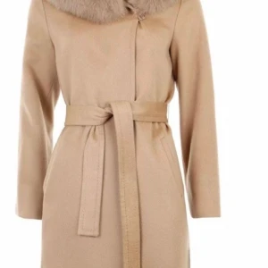 Hollies lucinda  - Elegant beige kappa från Hollies med lyxig pälsdetalj runt kragen. Två st pälskragar ingår 