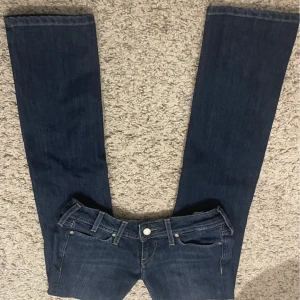 Snygga jeans  - Snygga mörkblå jeans💕  låg midjade och raka i benen med en lätt utsvängning. I väldigt fint skick.                    Innerbenslängd: 80cm                                          Midja: 38cm