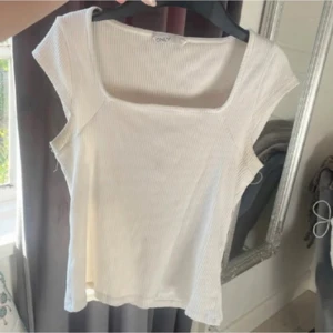 Vit topp - En ribbad T-shirt med en rak fyrkantig halsringning, Så snygg och passar till ett par vanliga jeans!