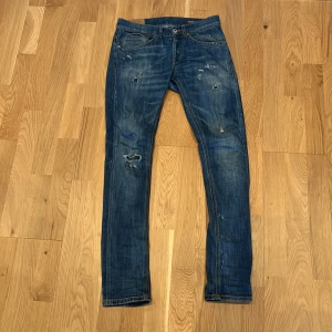 Blå skinny jeans från George - Snygga blå skinny jeans från George med slitna detaljer för en trendig look. De har en klassisk femficksdesign och en bekväm passform. Perfekta för en avslappnad stil.Pris ej hugget i sten!!