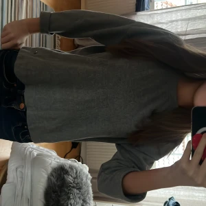 Grå tröja med trekvartsärm - Säljer en stilren grå tröja med trekvartsärm. Köpt på secondhand 