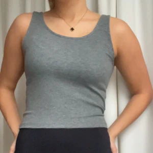 Grey top from Gina Tricot - Grey (crop) top from Gina Tricot. Perfect for simple comfy outfits. 💞