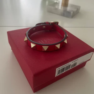 Valentino armband  - Jättefint armband från valentino! Äkta, låda och andra äkthetsbevis finns! Nypris 3085kr 
