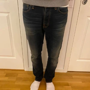 Nudie jeans - Nudie jeans i modellen ”dude dan”. Skick 10/10. Storlek 31/32. Hör av er vid frågor eller funderingar. Priset kan diskuteras.