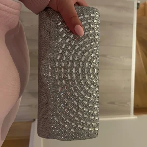Glittrig silver kuvertväska - supersöt silverglittrig väska🩷 Perfekt till bal eller andra festliga tillfällen, andvänd en gång. Finns även ett tillhörande axelband till.