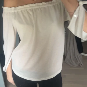 Blus från pull and bear  - Säljer denna blus som är jätte fin och är i bra sick, passar bra i många tillfällen väldigt fin ! Skriv för intresse eller frågor💕💕