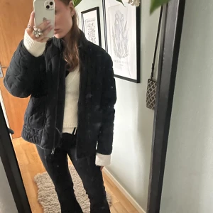 Svart quiltad jacka - Säljer denna svarta quiltade populära jackan från Zara!🤍