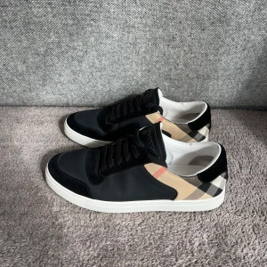 Burberry skor - Snygga svarta sneakers från burberry - storlek uk 10 - 43/44 - Nästan aldrig använda - köpta på burberrys hemsida - samma skor som ligger uppe på Saint Labs. 