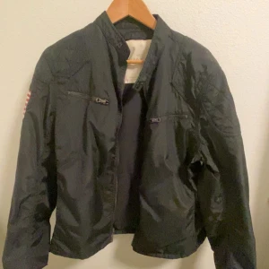 Svart vintage Ralph lauren jacka  - Riktigt fett svart Ralph lauren jacka som är perfekt till våren🍂 inga defekter passar dig som har s/m