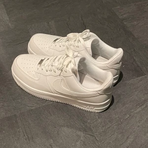 Vita Nike Air Force sneakers - Oanvända sneakers som suttit i garderoben och väntar på att bli använda