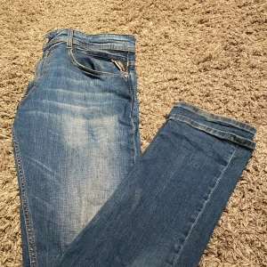 Blå jeans från Replay - Replay jeans i bra skick, de har slitningar / hål på ena benet annars inga skavanker, pris kan diskuteras!