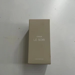 CAIA Le Soir Hårparfym - Elegant hårparfym från CAIA med namnet Le soir . Perfekt för att ge håret en fräsch doft!