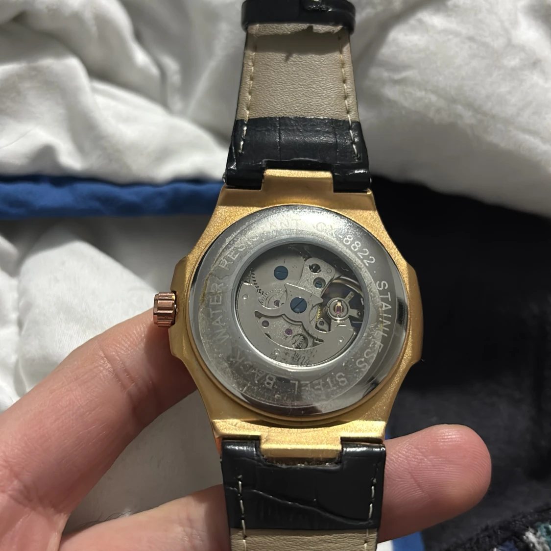 Guld klocka med svart läderarmband - 2