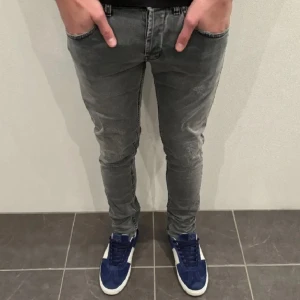 Dondup jeans - Snygga grå Dondup George jeans i stl 32. Otroligt bra skick!