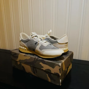 Valentino Rockrunner stl 45 - Snygga Valentino Rockrunner sneakers säljs pga ingen använding, helt fräscha. Pris kan diskuteras vid snabbaffär. Mvh 007 garderob ;)