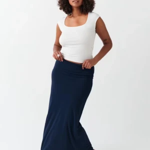 Mörkblå långkjol - Superskön långkjol som sitter fint men även skönt , använd fåtal gånger!!