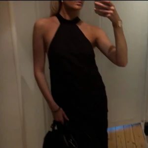 Svart långklänning med halterneck ifrån Massimodutti - Elegant svart långklänning med halterneck-design. Ifrån massimodutti! Storlek S. Använd ca 3 ggr. 