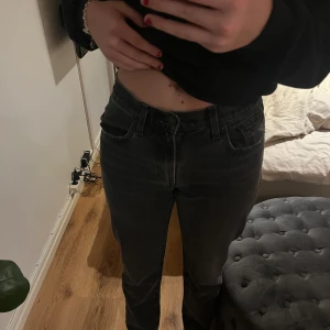 Svarta Levis jeans med rak passform - Snygga svarta jeans från Levis, med rak passform och midwaist💕Använt fåtal gånger, sitter perfekt på mig som 175cm lång. Nypris 1299kr 
