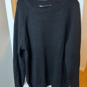 Svart tröja - Svart stickad tröja från only och i mycket fint skick. Köp gärna💕