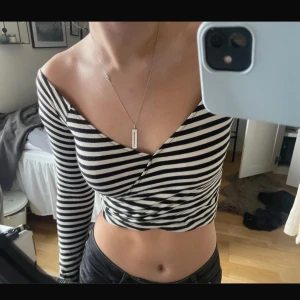 Randig topp - Svart och vitrandig topp från Bik Bok. Kommer tyvärr inte till användning. Inga defekter men lappen är bortklippt.