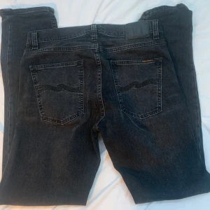 Nudie jeans  - Nudie jinzzz👖 Fett snygga Nudie jeans // ( brudmagnet ) // storlek 30/33🥰 Dem har varit 30/36 men dem är sy skräddade av en proffisionel skräddare till 30/33‼️Skicket är dunder bra ( som nya ) ///Hör av er vid minsta fundering/// ✨✨
