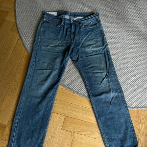 Blå jeans från H&M - Säljer ett par blå jeans från H&M i relaxed fit. De har en klassisk femficksdesign och är tillverkade i ett slitstarkt denimtyg. Priset kan diskuteras vid snabb affär. 