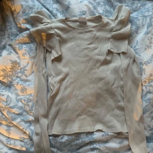 Zara volangtröja! - Säljer min volangtröja från Zara i storlek 152💗