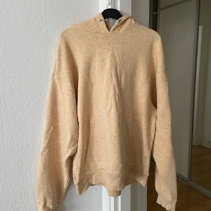 Weekday hoodie - Beige-orange Weekday hoodie 💛 Riktigt cool och passar till allt. Säljer billigt pga två fläckar på ryggen, från bläckpennor 😭Tycker dock den är cool ändå, blir mer unik med fläckarna haha 