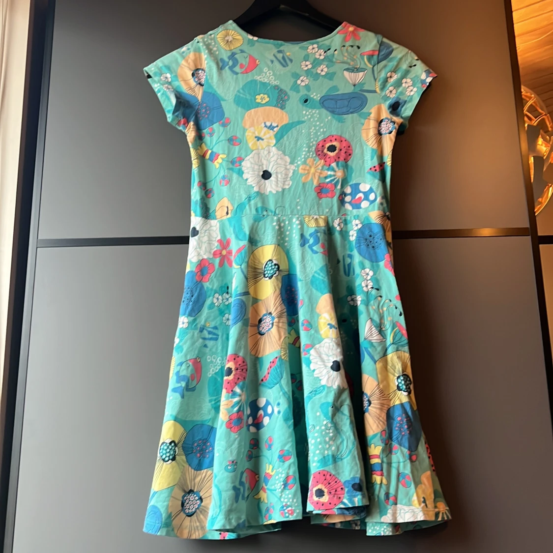 Turkos blommig klänning från Polarn O. Pyret - 1