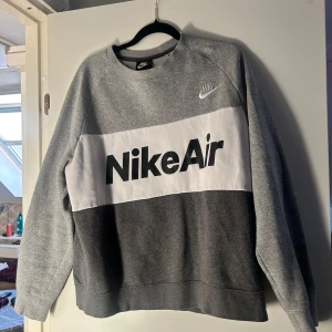 Grå Nike Air sweatshirt - Grå Nike Air sweatshirt i storlek M!