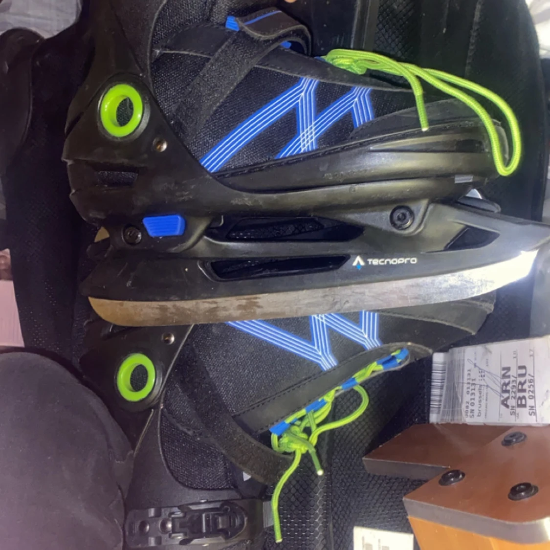 Svarta skridskor med gröna detaljer