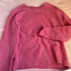 Rosa stickad tröja🩷 - En fin stickad tröja som funkar för alla tillfällen🩷 en jätte fin färg och skönt material🩷pris kan diskuteras🩷