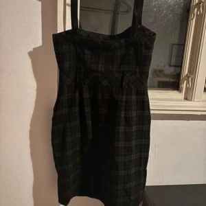 Rutig klänning - Snygg klassisk klänning som tyvärr är för liten för mig. Mycket bra skick, inga defekter.