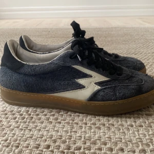 Blå sneakers från moaconcept - Säljer dessa supersnygga skor som är perfekta nu till våren/sommaren! Använt några gånger men är nästintill som nya, därav priset💗Nypris: ca 2200 kr