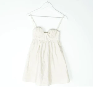 Kort klänning Oh Polly - Nyskick! Använd 1 gång! Köptes av Alva Blomdahl på Sellpy! Passar till studenten, inga defekter ❤️❤️❤️ PRIS KAN SÄNKAS VID SNABBT KÖP