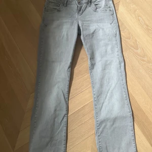 Gråa Low waist bootcut jeans från Ltb.  - Ett par gråa low waist bootcut jeans från Ltb i perfekt skick. Har aldrig använt dom. Storlek 29/30