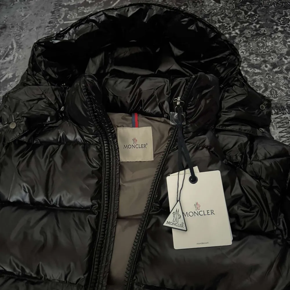 Säljer en snygg svart jacka från Moncler med glansig finish. Den här helt ny men kvittot saknas tyvärr, priset kan diskuteras!. Takit.