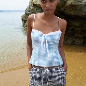 Blå och vit rutig topp - Söt blå och vit rutig topp från Zara som är helt slutsåld! Köpte för 329 och har använts 2 gånger. Den är i st M men sitter perfekt på mig som brukar ha S💞