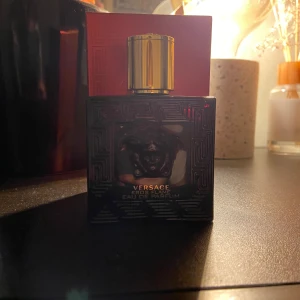 Versace Eros Flame Eau de Parfum - Säljer en elegant Versace Eros Flame Eau de Parfum. Kan även bytas!