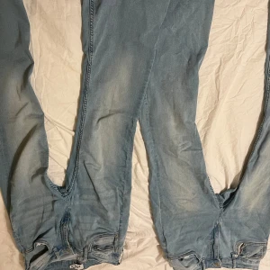 Ljusa jeans  - Säljer två par ljusa utsvängda/bootcut jeans. De har en klassisk femficksdesign och dragkedja. Perfekta för en avslappnad stil.ena paret är nästan nya och andra paret är mer använda och har då fått några små hål längst ner vid fötterna.storlek medium short.
