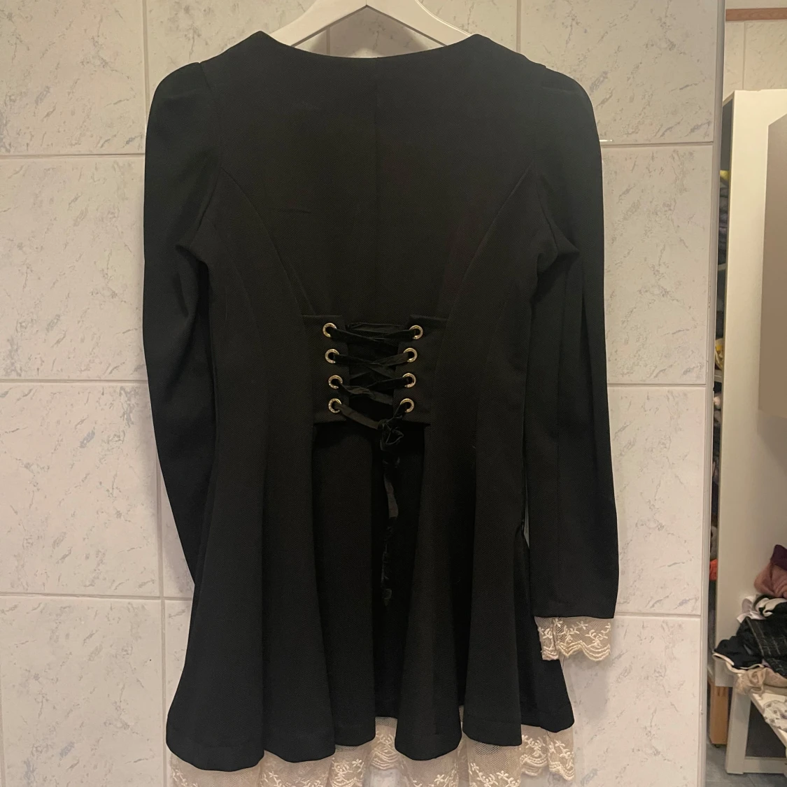 Svart klänning med spetsdetaljer - 1