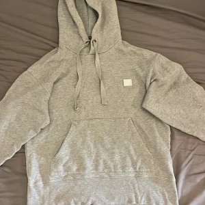 Acne hoodie - Riktigt fet acne Hoodie som blir perfekt nu inför hösten. Skick 9/10. Nypris 3000 men har haft den ett tag så säljer den därför lite billigare