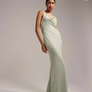 Balklänning  - superfin klänning som jag hade tänkt & ha som balklänning men fick tyvärr aldrig användning av den. klänningen har fortfarande prislappen på & är helt ny. klänningen passar perfekt till bal och bröllop💕  nypris 1000kr