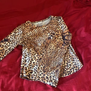 Leopard tröja 🐆 - Säljer en leopard tröja i storlek 152. Vet inte riktigt vart den kommer ifrån. Tröjan är aldrig andvänd så i väldigt bra skick. Pris kan diskuteras!  