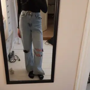 Säljer dessa svincoola high waist jeans från Hm. De har utsvängda ben med hål på knäna. De är i mycket fint skick förutom att de är en liten vit prick på ena benet (bild nr 5) men det är inget man tänker på. Hör av dig vid frågor🤍