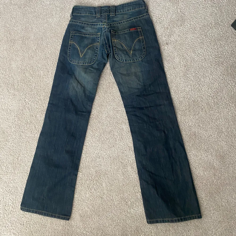 Står ej vad de är för märke! Storlek 32-34 ungefär, passar i längden på mig som är 170. Priset kan diskuteras. Jeans & Byxor.