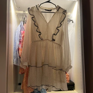 Zara klänning - Fin klänning från zara som jag aldrig använt, köpt här på plick💗