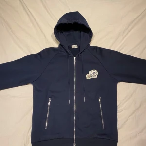 Moncler hoodie - En mörk blå moncler hoodie i väldigt bra skick. Inga hål eller defekter. Säljer då jag inte använder den längre. Loggan går att skanna.