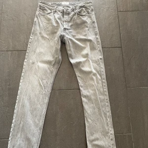 Jack n Jones jeans - Tja säljer dessa feta Jack n Jones jeans, nypris 699, storlek 32/34, skick 8/10, modell chris, pris kan diskuteras, hör av er vid funderingar